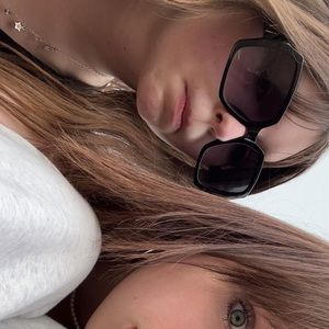 Meet your Posher, Iris